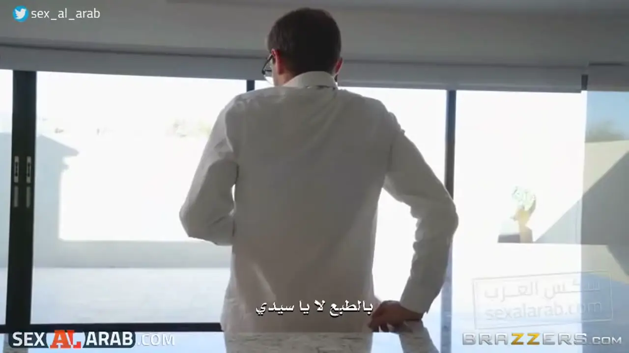 سكس مترجم | زوجة شرموطة مفتوحة للجميع تتناك مع شاب غريب قدام جوزها الشغال في الصالة أبرز لحظات سكس حارة 10