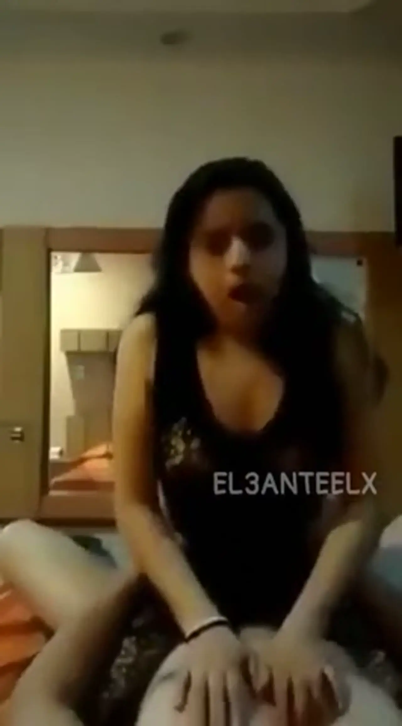 مراهقة شرموطة تعرض جسمها المثير وتلعب في كسها الوردي قدام الكاميرا معاينة فائقة HD 7