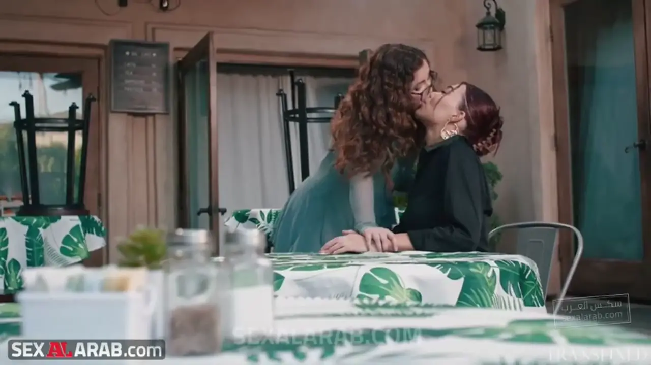 مقهى بالصدفة - سكس مترجم | صديقتان قديمتان تتناكان بحرارة في المقهى الخالي تحليل شامل للصورة 3