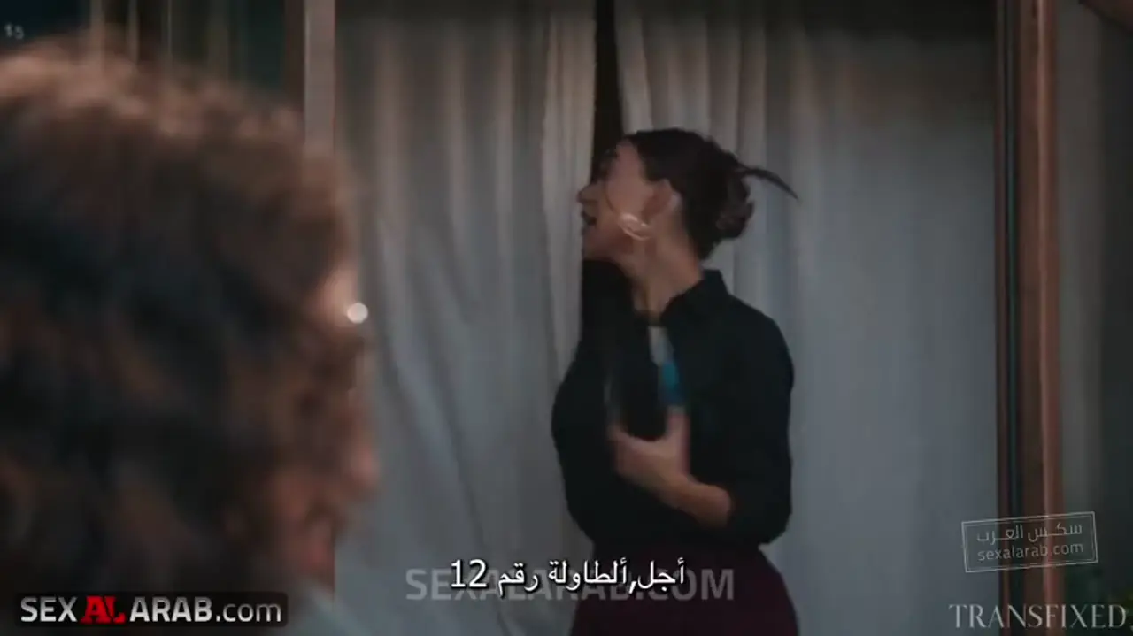 مقهى بالصدفة - سكس مترجم | صديقتان قديمتان تتناكان بحرارة في المقهى الخالي لقطة مركزة عالية الوضوح 10