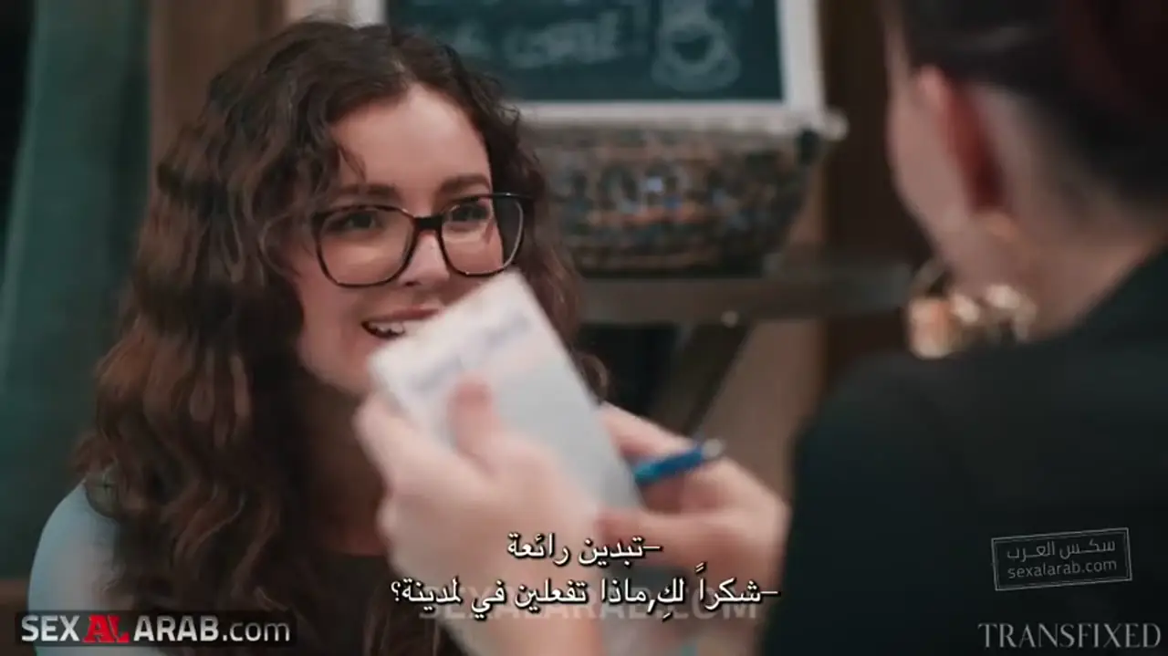 مقهى بالصدفة - سكس مترجم | صديقتان قديمتان تتناكان بحرارة في المقهى الخالي مشهد واضح بدقة HD 8