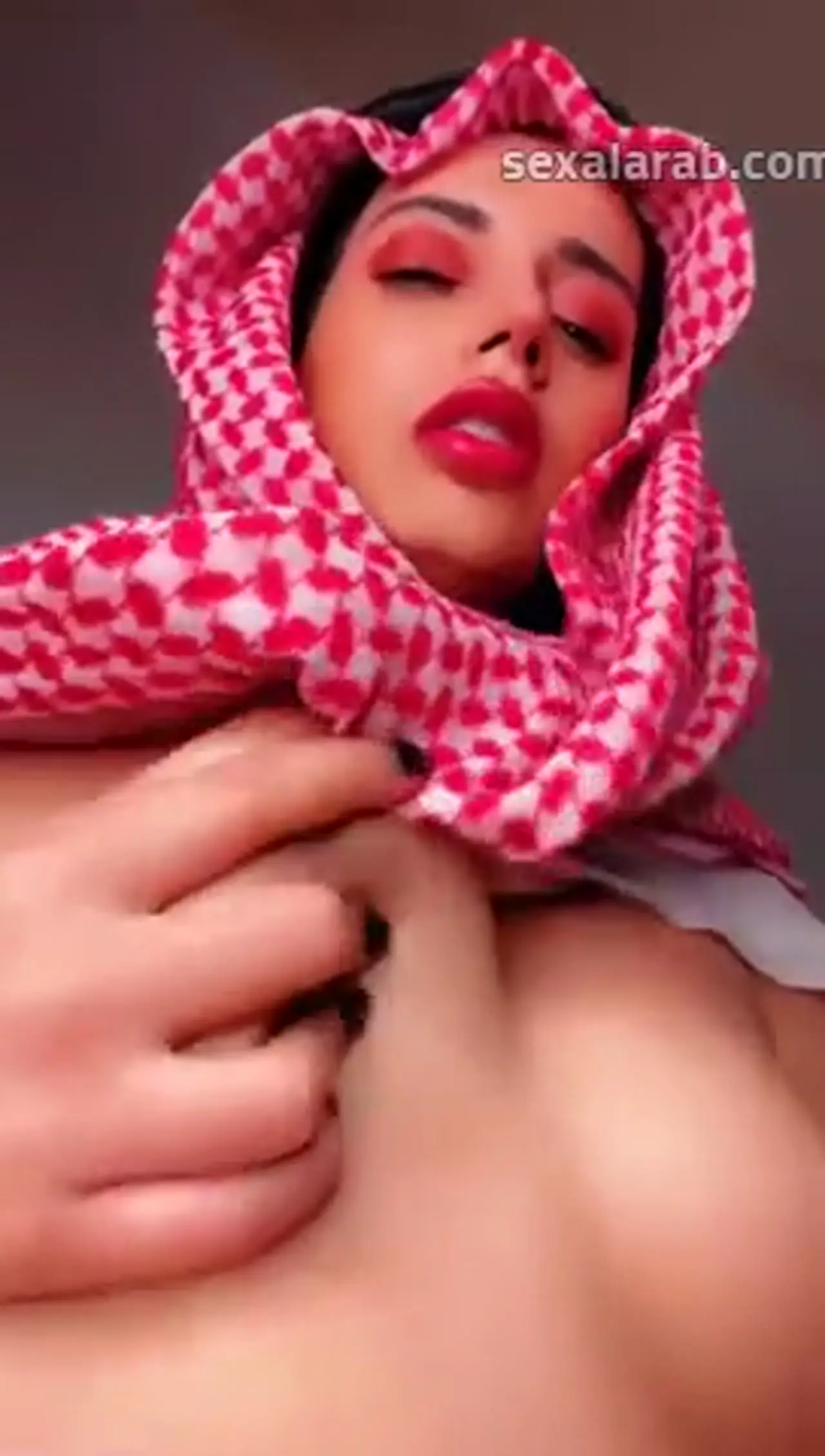 نودز خليجية بالشماغ الأحمر الساخن - ها حبيبي يا روحي لقطة داخلية إباحية 9