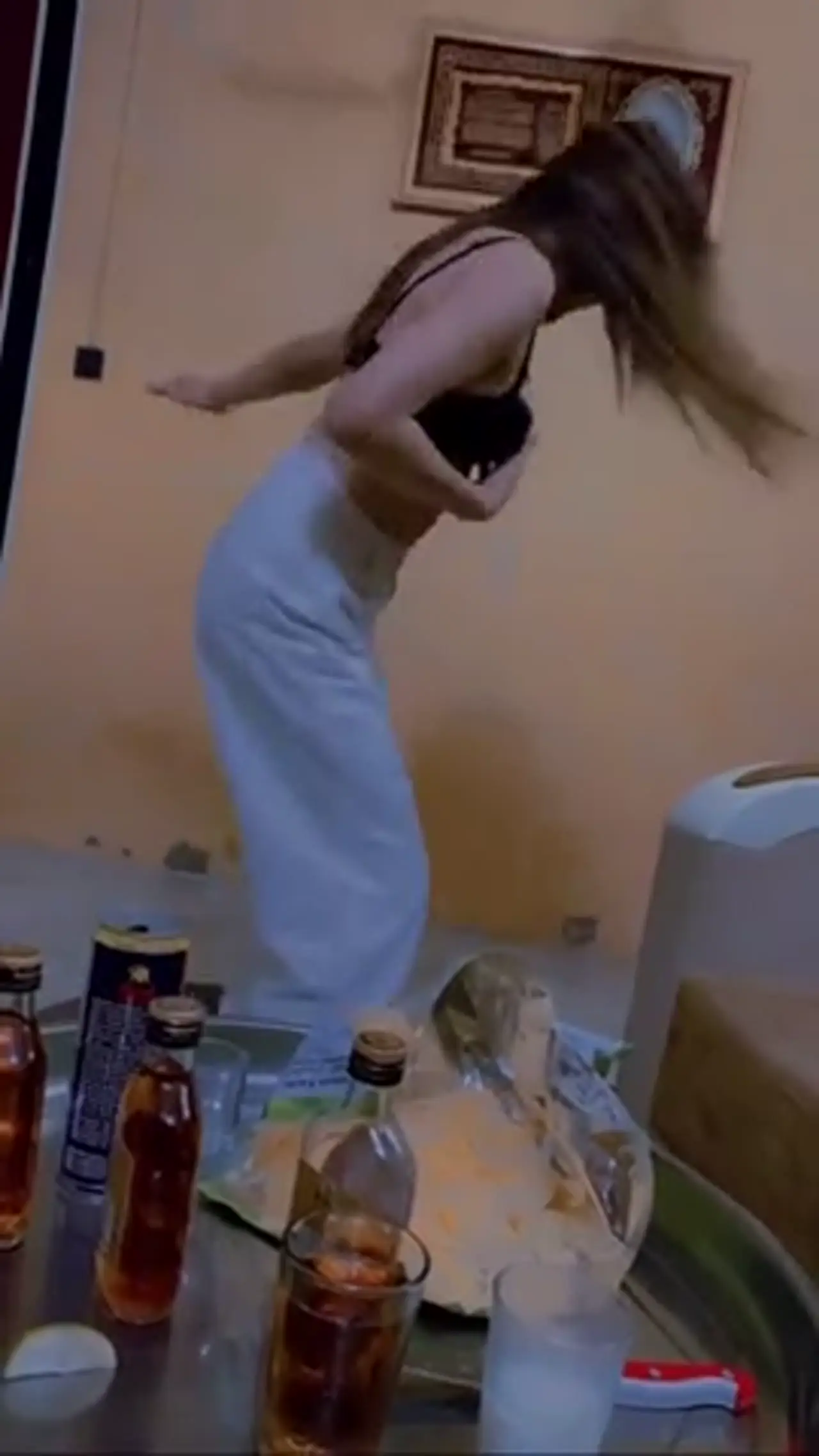 بنت الديوانية تركص وتهيج قبل النيجة الساخنة - سكس عربي ابتسامة مليئة بالأنوثة 3