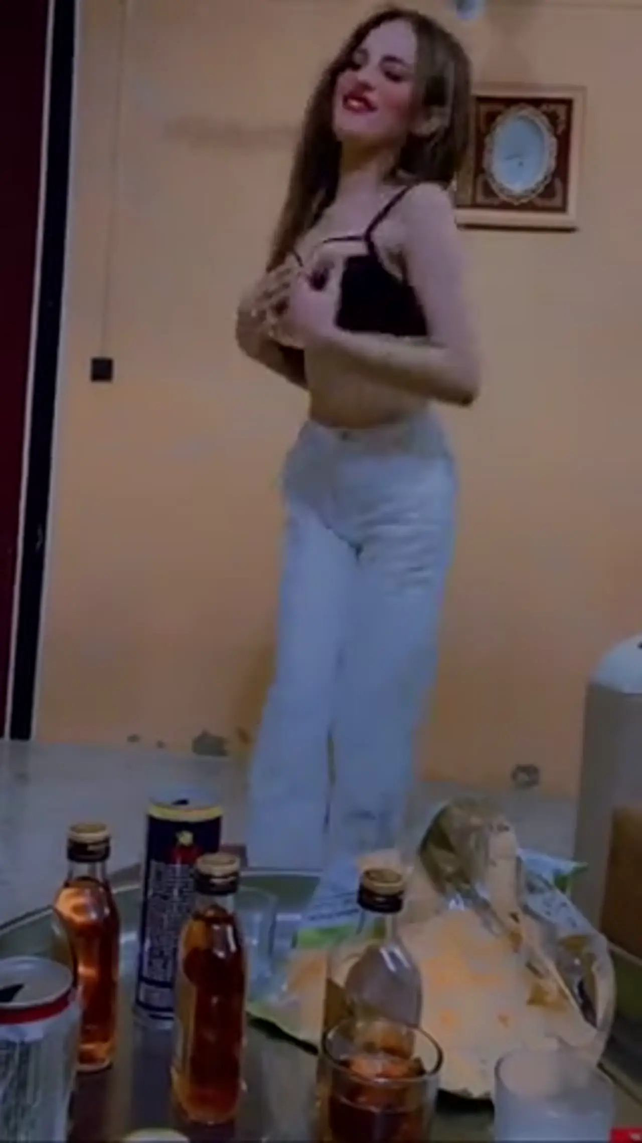 بنت الديوانية تركص وتهيج قبل النيجة الساخنة - سكس عربي أفضل صورة من المشهد 6