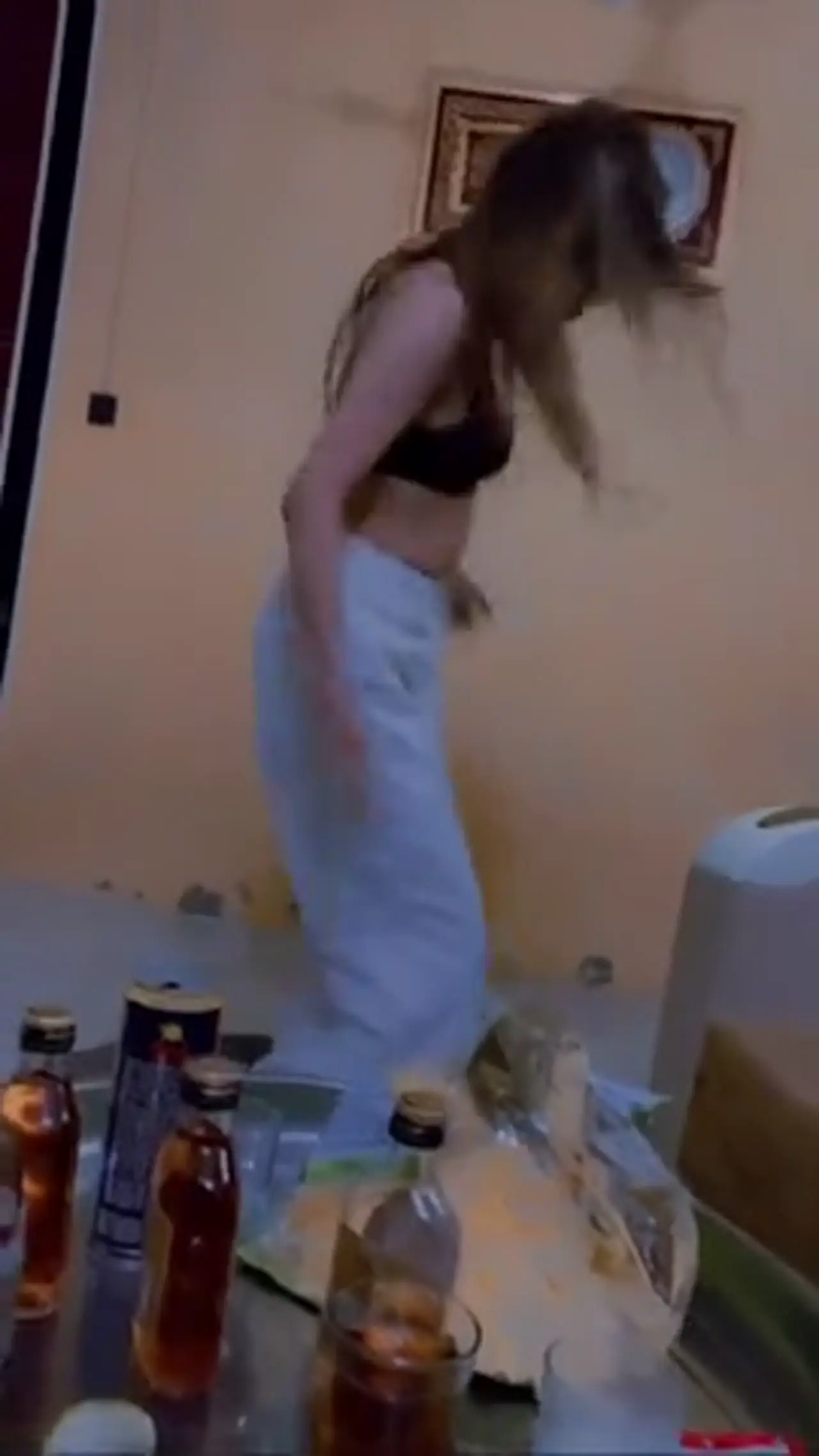 بنت الديوانية تركص وتهيج قبل النيجة الساخنة - سكس عربي همسة صامتة لكنها واضحة 1