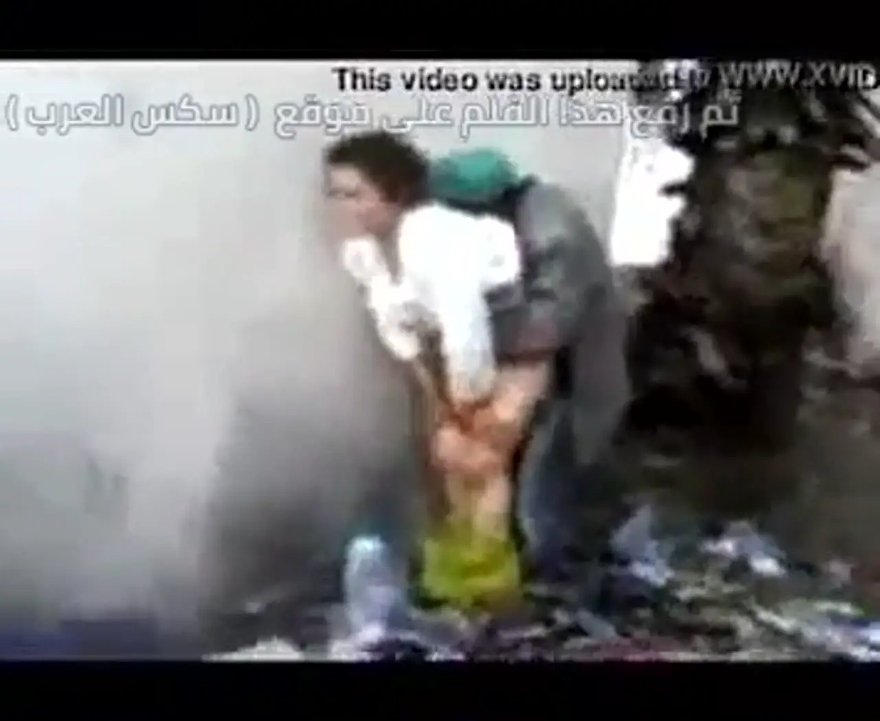 سكس عربي جزائرية خائفة مزنوقة بين اثنين نيك قوي في الزقاق لقطة جذابة بدقة HD 10