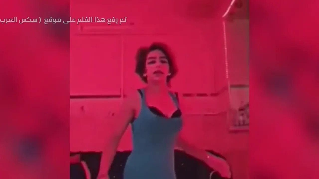 xxx - راما الركابي شرموطة شعر قصير أسود تمص زب وتفشخ كسها صورة فيديو حار 2