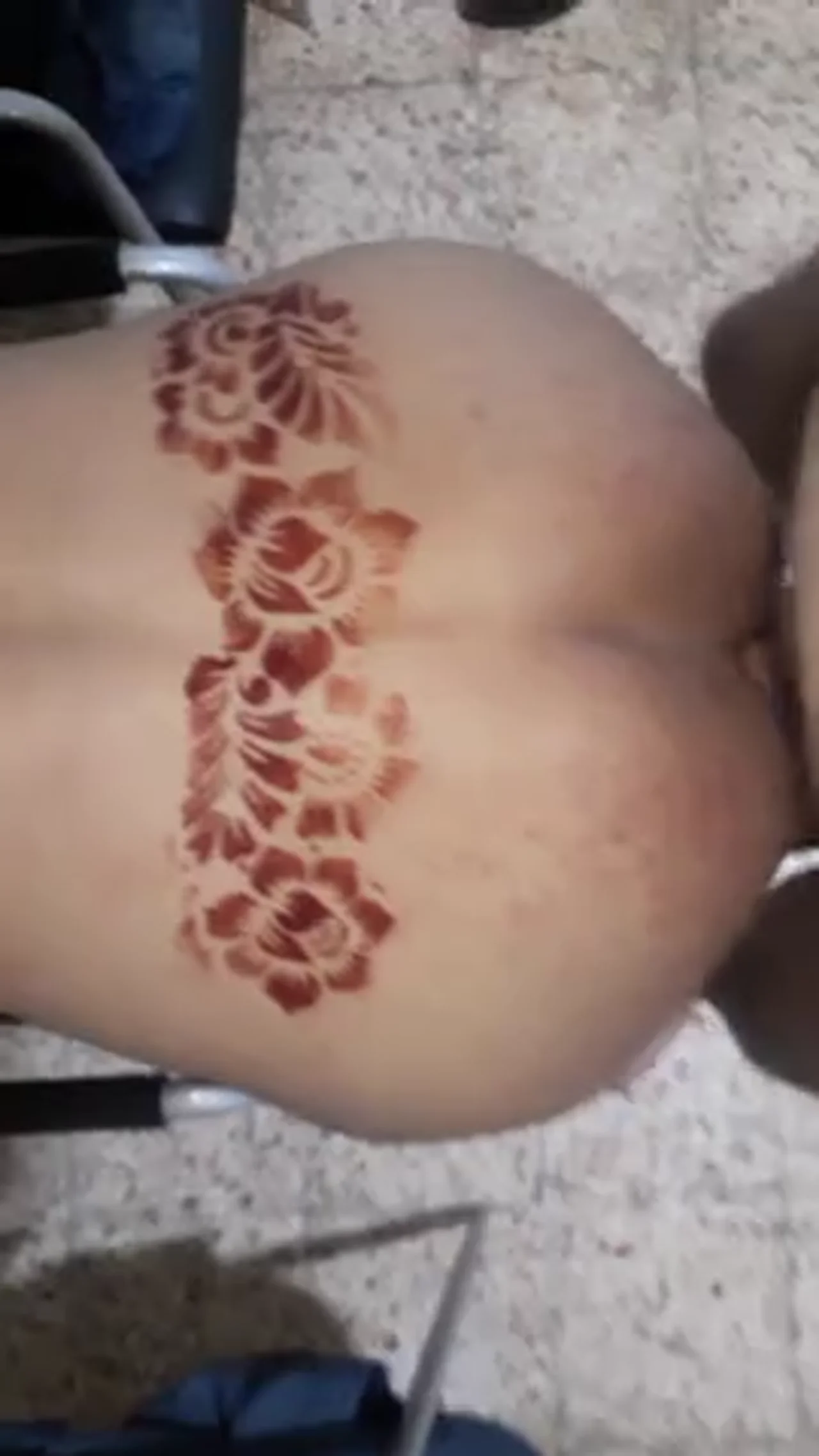 طيز السالب الليبي الموشوم بالحناء يتوسع تحت زب الشرطي الفحل صورة أصلية ساخنة عريانة 10