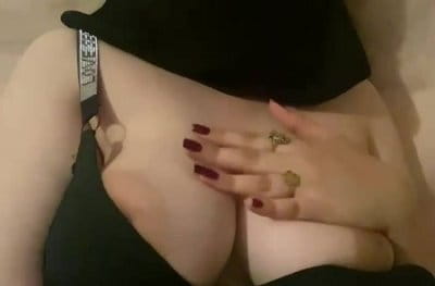 مخمرة مغربية مولعة نار تستعرض نهودها الكبيرة لأسد حبيبها 