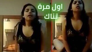 مراهقة شرموطة تعرض جسمها المثير وتلعب في كسها الوردي قدام الكاميرا 