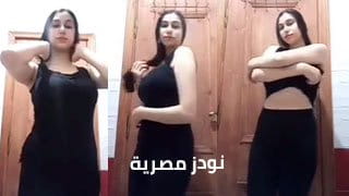 نودز مصرية تعرض جسمها نار | بنت مصرية شرموطة تبين نهودها العملاقة وكسها المبلول في لانجري أسود مثير 